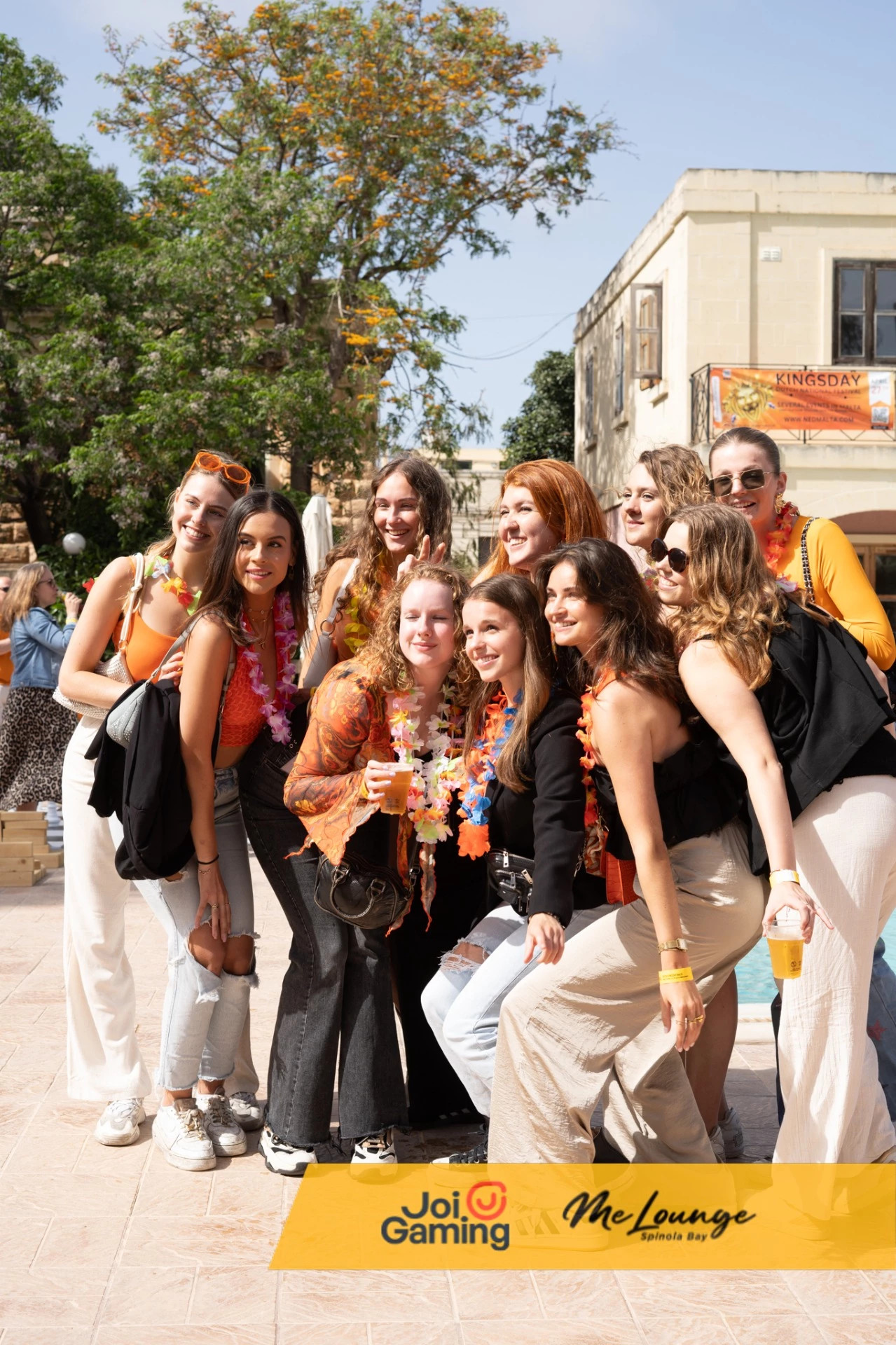 Nederlandse studenten ontmoeten elkaar tijdens een NedMalta evenement